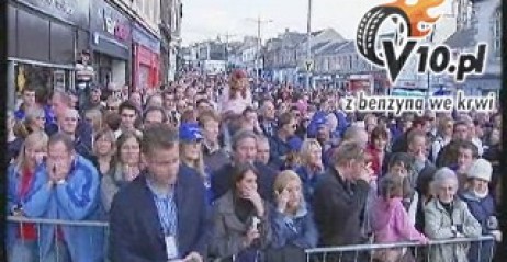 Colin i Johnny po�egnani przez tysi�ce na ulicach Lanark