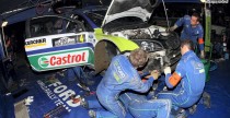 Mechanicy pracuj� przy Focusie WRC Hirvonena