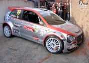 VW Polo S2000 utknął między... domem, a murem
