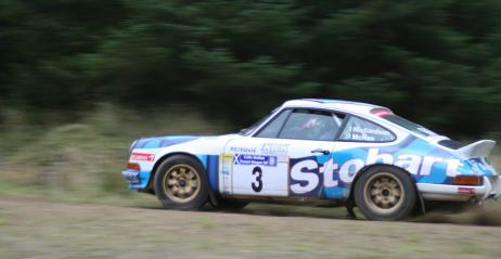 Jimmy McRae wsidzie do rajdowego Porsche 911