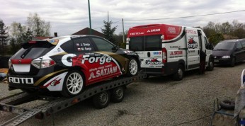 Jarosław i Marcin Szejowie na szczycie podium klasy trzeciej Rajdu...