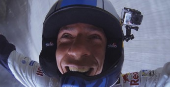 Wideo dnia: Pilot Sebastiena Ogiera jak James Bond. Skok na bungee...