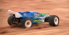 VRX-1E - piekielnie szybki elektryczny truggy w skali 1:8