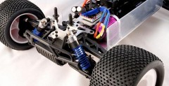 VRX-1E - piekielnie szybki elektryczny truggy w skali 1:8