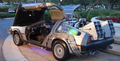 DeLorean zaparkowany w kawiarni
