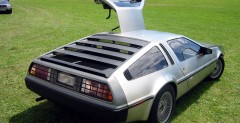 DeLorean zaparkowany w kawiarni