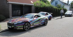 Kolorowy Aston Martin DBS Carbon Black Edition