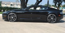 Kolorowy Aston Martin DBS Carbon Black Edition