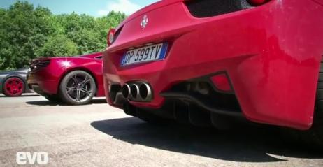 4 superauta w wyścigu po prostej