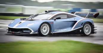Arrinera Hussarya GT w strugach deszczu na lotnisku Bruntingthorpe
