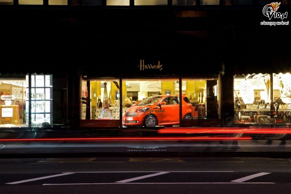 Aston Martin Cygnet na sklepowej wystawie