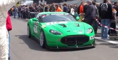 Aston Martin V12 Zagato w wycigowych barwach