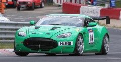 Aston Martin V12 Zagato w wycigowych barwach