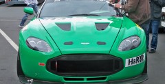 Aston Martin V12 Zagato w wycigowych barwach