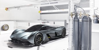 Aston Martin AM-RB 001 z silnikiem rodem z Formuły 1 kręcącym...