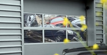 W brytyjskim salonie Audi zarwała się podłoga. Zniszczeniu...