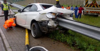 BMW 335i wbiło się w barierę ochronną. To cud, że nikt nie...