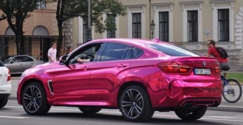 BMW X6 M w błyszczącym różu sfotografowane na ulicach Monachium
