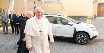 Dacia Duster w roli Papamobilu. SUV oddany w ręce papieża Franciszka