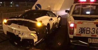 Policyjny Nissan wjechał w tył Ferrari 458