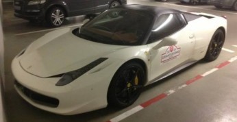 Ferrari 458 Italia kurzy się na hotelowym parkingu. Czyżby...
