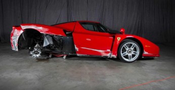 Uszkodzone Ferrari Enzo wystawione na sprzedaż za 376 000 dolarów