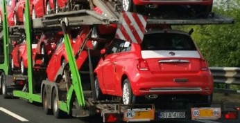 Fiat 500 po face liftingu sfotografowany podczas transportu