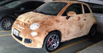 Fiat 500 ozdobiony... futrem
