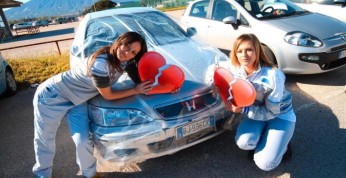 Fiat owija auta pracowników folią, czyli nietypowa akcja...