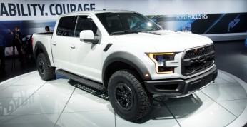 Ford F-150 Raptor SuperCrew błyszczy w Detroit