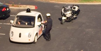 Autonomiczny pojazd Google został zatrzymany przez policję