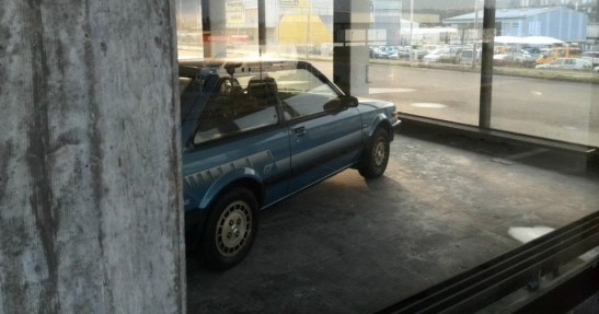 Opuszczony salon samochodowy