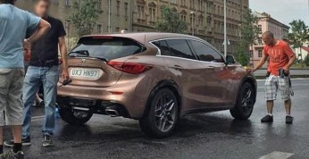 Infiniti Q30 na kolejnej fotografii. Tym razem od tyłu