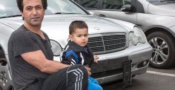 2-latek rozbił Mercedesa swojego taty