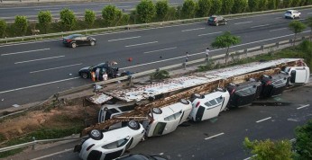 Ciężarówka przewożąca 11 luksusowych aut miała wypadek....