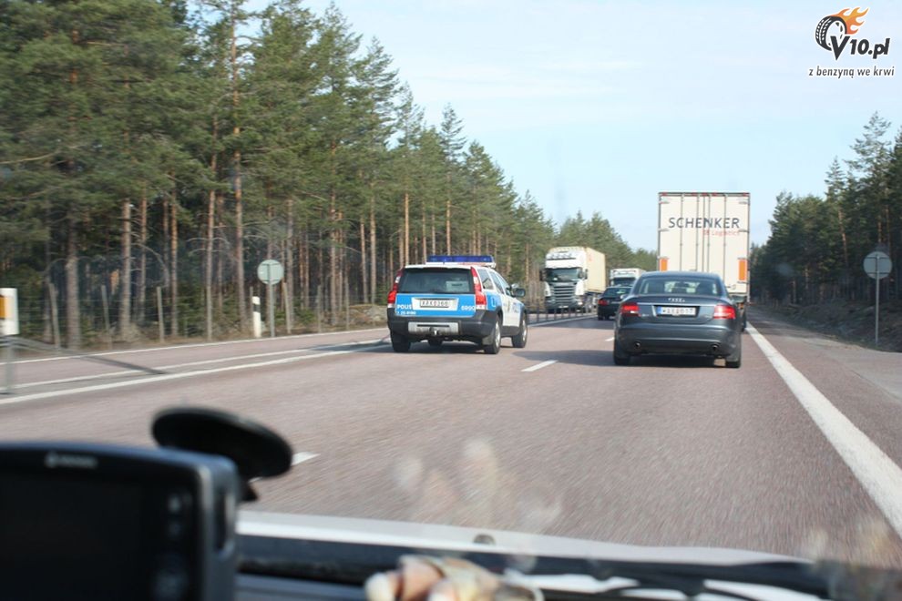 Audi 100 kontra policyjne Volvo XC70