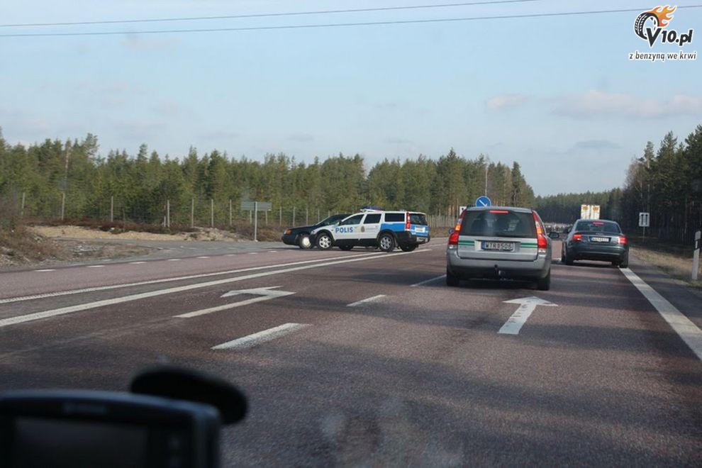 Audi 100 kontra policyjne Volvo XC70