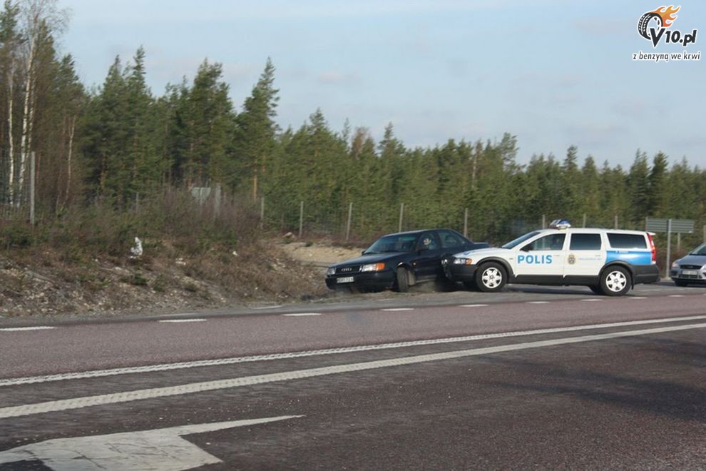 Audi 100 kontra policyjne Volvo XC70