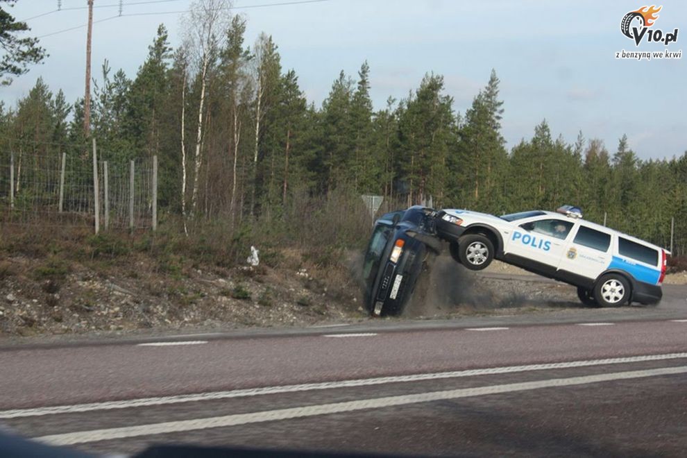 Audi 100 kontra policyjne Volvo XC70