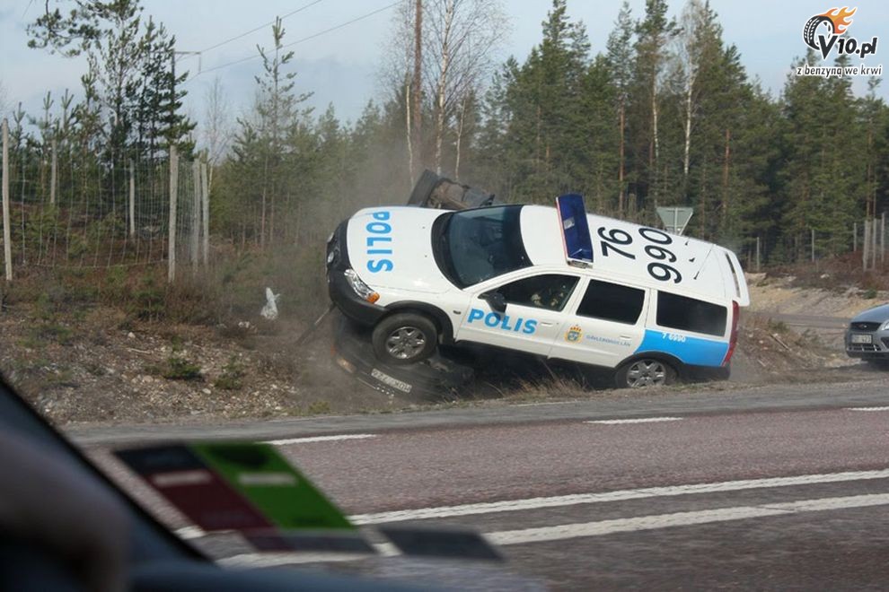 Audi 100 kontra policyjne Volvo XC70