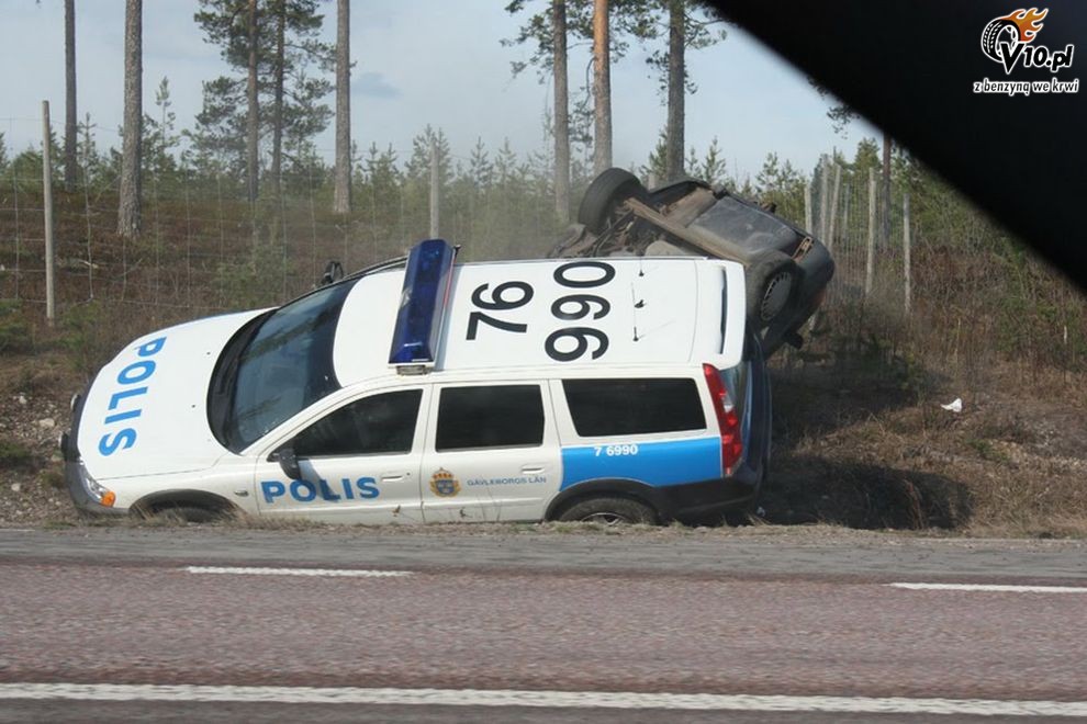 Audi 100 kontra policyjne Volvo XC70