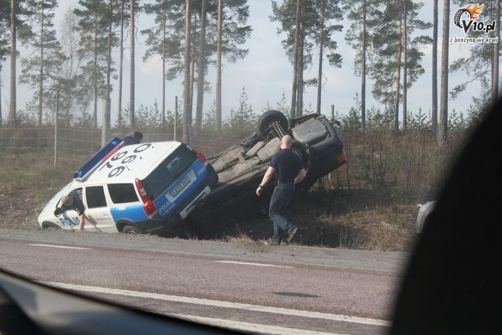 Audi 100 kontra policyjne Volvo XC70