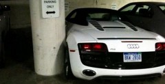 Audi R8 Spyder na parkingu