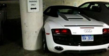 Audi R8 Spyder na parkingu