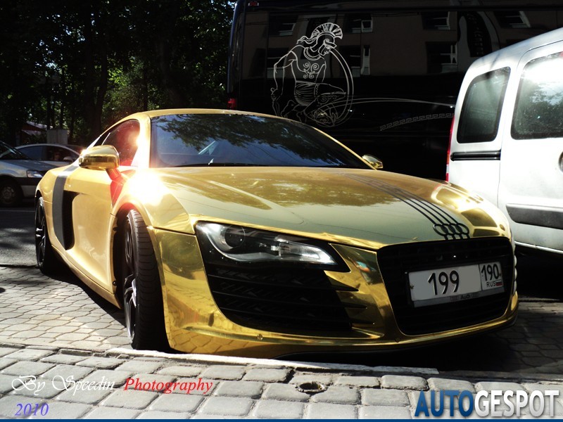 Audi R8 ze zotym lakierem