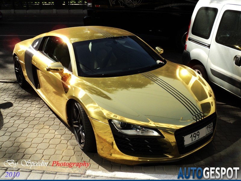 Audi R8 ze zotym lakierem