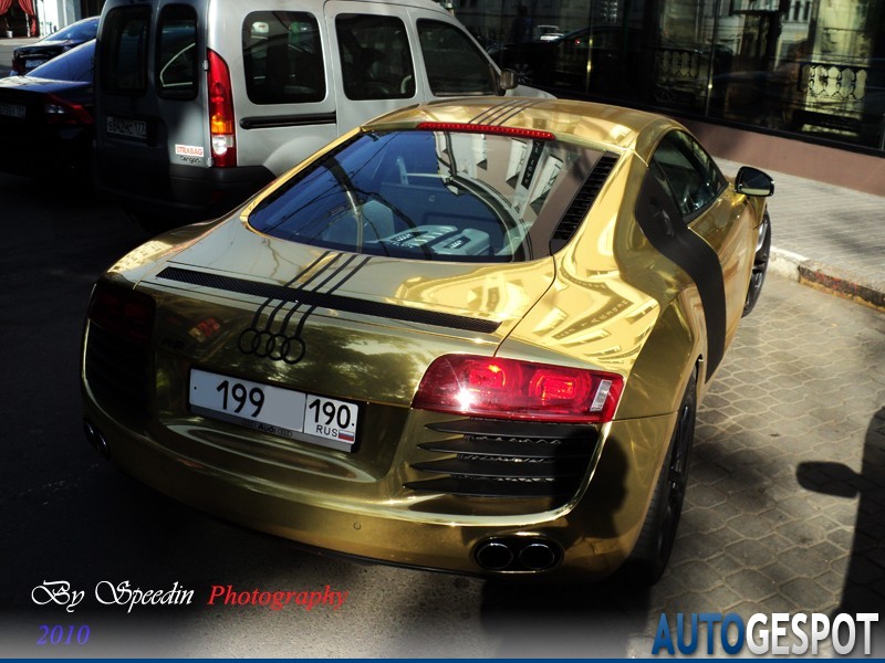 Audi R8 ze zotym lakierem