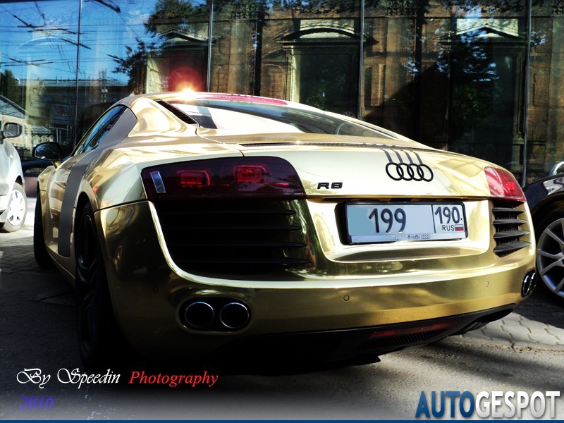 Audi R8 ze zotym lakierem
