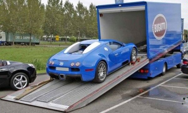 Bugatti Veyron z ciarwk w zestawie