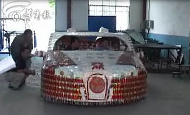 Bugatti Veyron z opakowa po papierosach